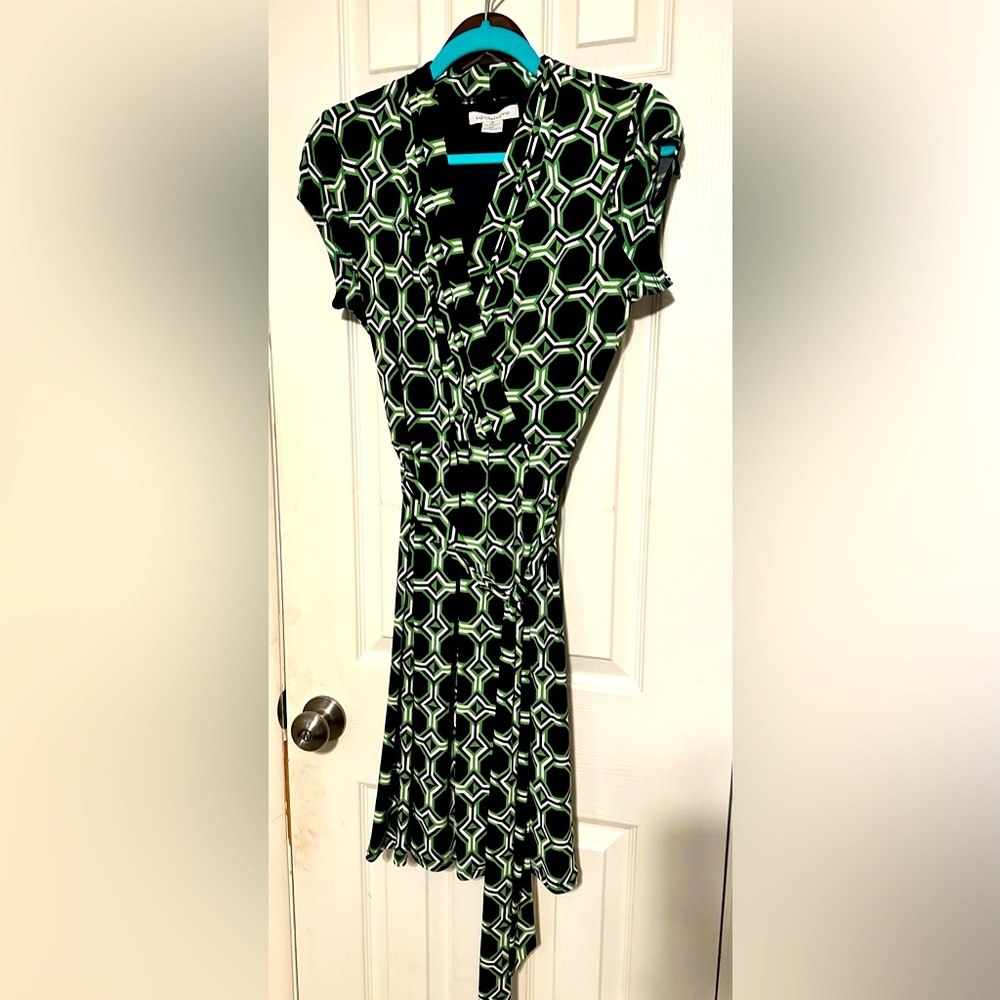 🩵4 items for $30- Gorgeous Liz Claiborne dress with tie at waist.  106